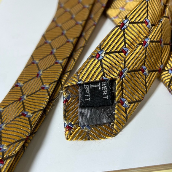 Robert Talbott Best of Class Made in USA 100% Silk Elegant Gold Patterned Tie - Picture 10 of 10